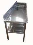 Mesa em ao inox, com estrutura tambm inox, confeccionada com cuba inox.